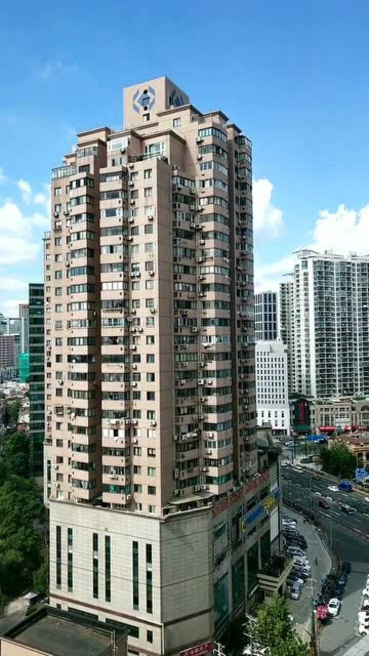 上海的贫民区低矮的平房被高楼大厦围绕两者之间产生鲜明的对比