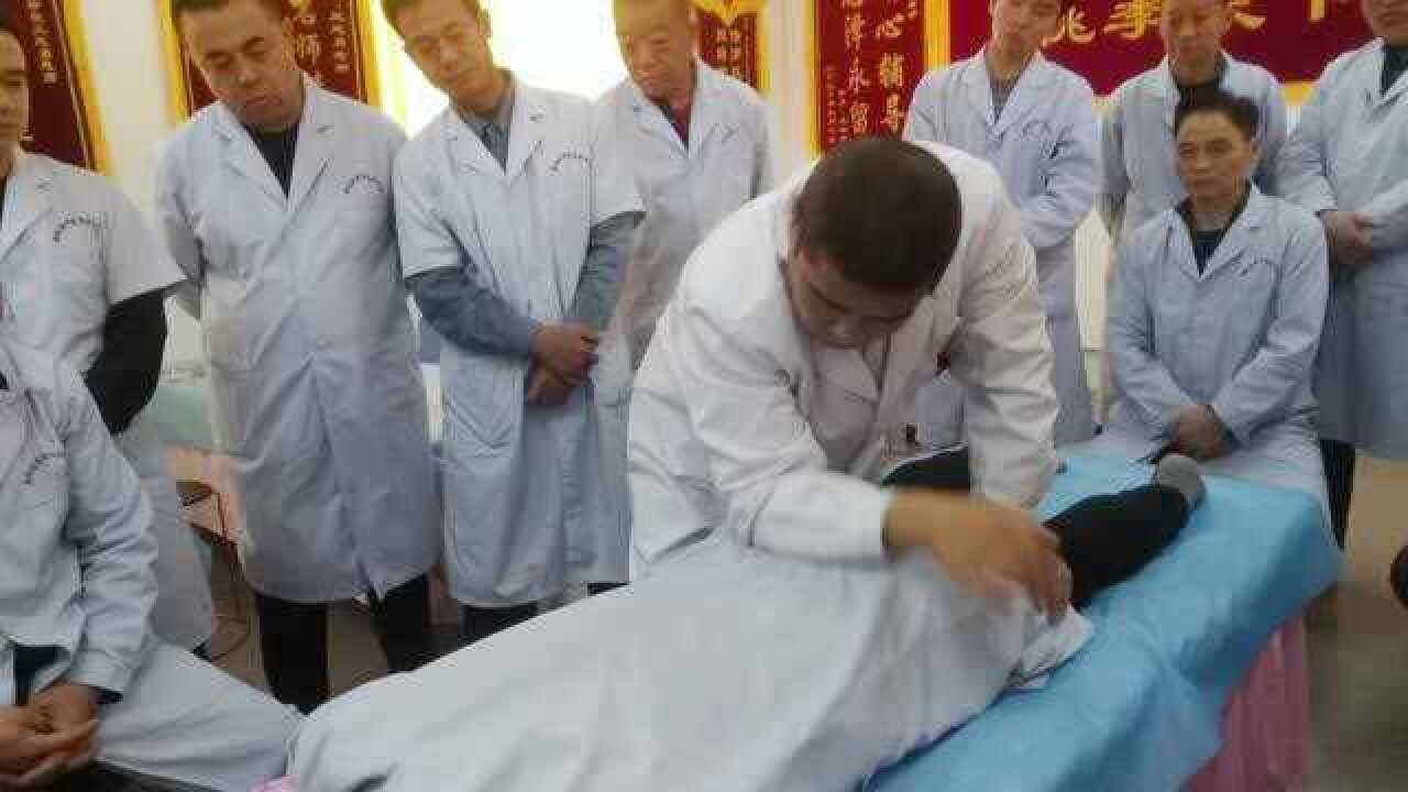 中医推拿手法之双掌揉法、肘揉法_腾讯视频
