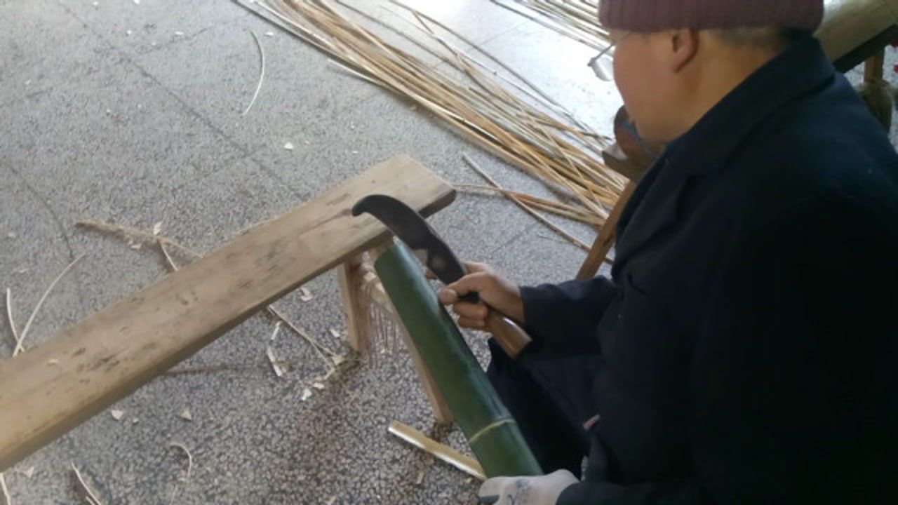 农村老师傅,手工劈水竹全过程,劈竹子技巧和力气都很关键