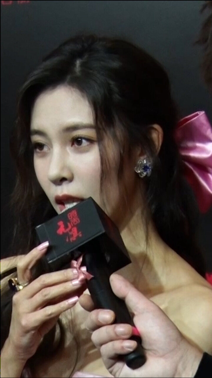 宋妍霏现场展示蝴蝶结美甲片本想尝试养眼的风格