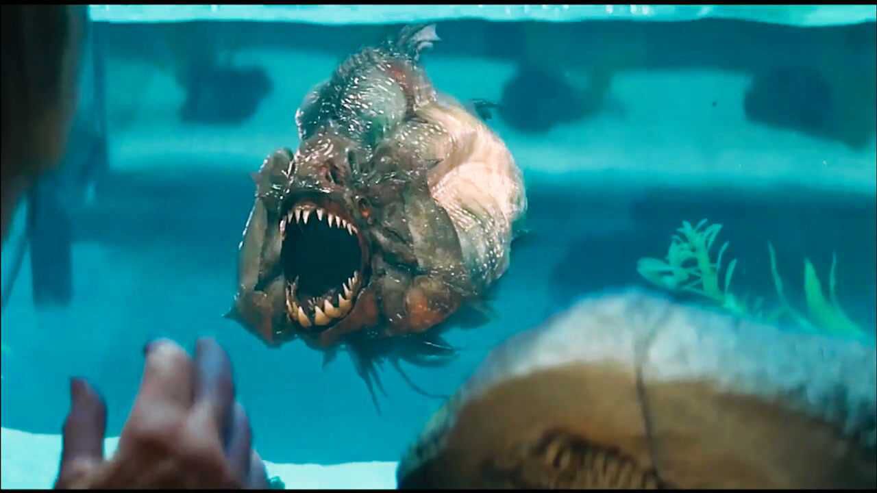 史前食人鱼被人挖掘出来沙滩有一群人在玩耍悲剧发生了