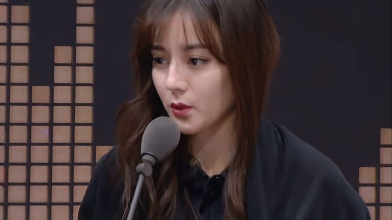 迪丽热巴配音不看台本一开嗓震撼全场白客惊呆了