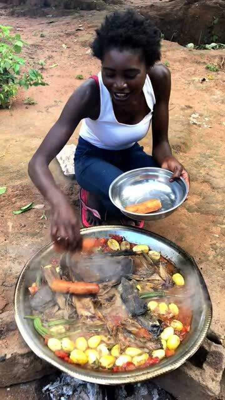 非洲美女做饭一大锅的乱炖看着应该很不错