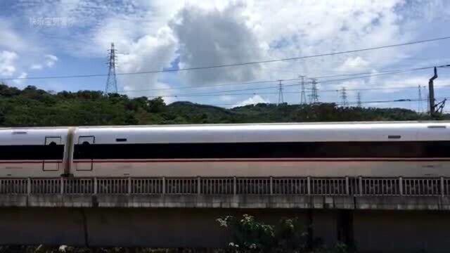 “广深港高铁”线行驶的不同类型的高铁列车,可惜没看到动感号!