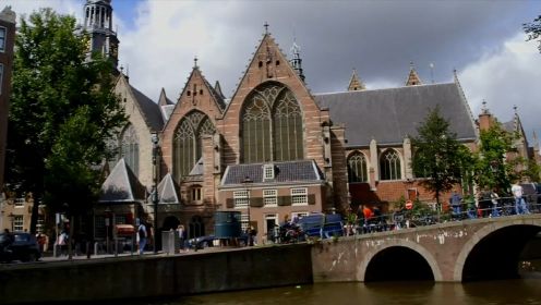 阿姆斯特丹老教堂的钟声从1306年响彻至今！里面还有着浓重的艺术气息！
