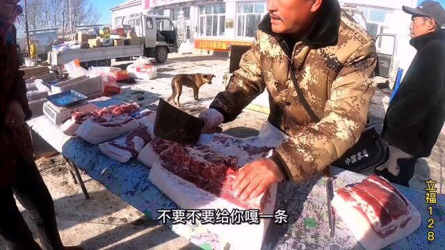 农村黑猪肉真肥,第一次见到这样的猪肉,十公分大肉膘子,快来看