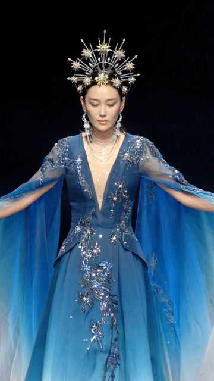 盖娅传说时装秀星海女神张馨予