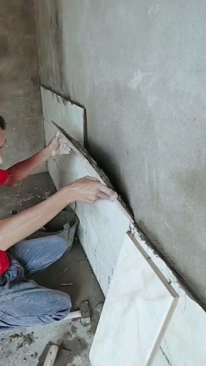 高手在民间师傅贴砖跟玩似的太牛了