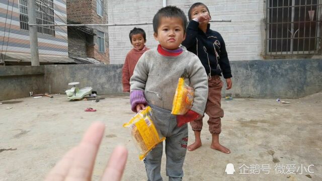 冬天几个妹妹裤子湿了鞋子也不穿,大姐都懒得理,没有爸妈就是苦