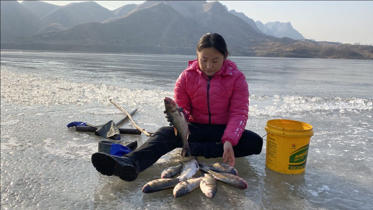 水庫破冰捉魚,破冰神器破開冰面白花花一片,撿魚撿到手軟_騰訊視頻