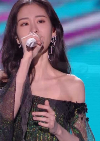 浙江卫视跨年晚会张碧晨演唱逢生