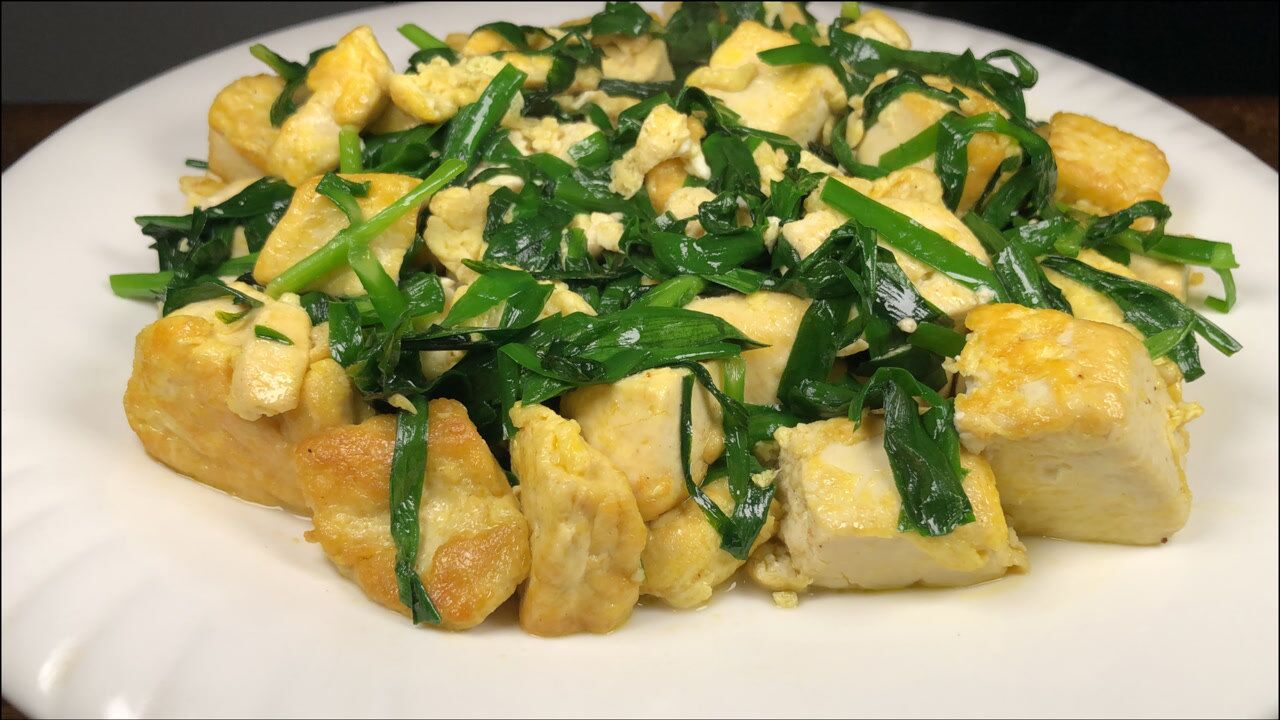 韭菜豆腐这样做,我家一周吃五次,韭香浓郁豆腐入味,太香了