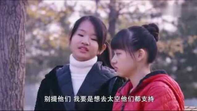 小姑娘在家穿舞蹈服跳舞,大嫂一看冷嘲热讽:这穿成啥样了