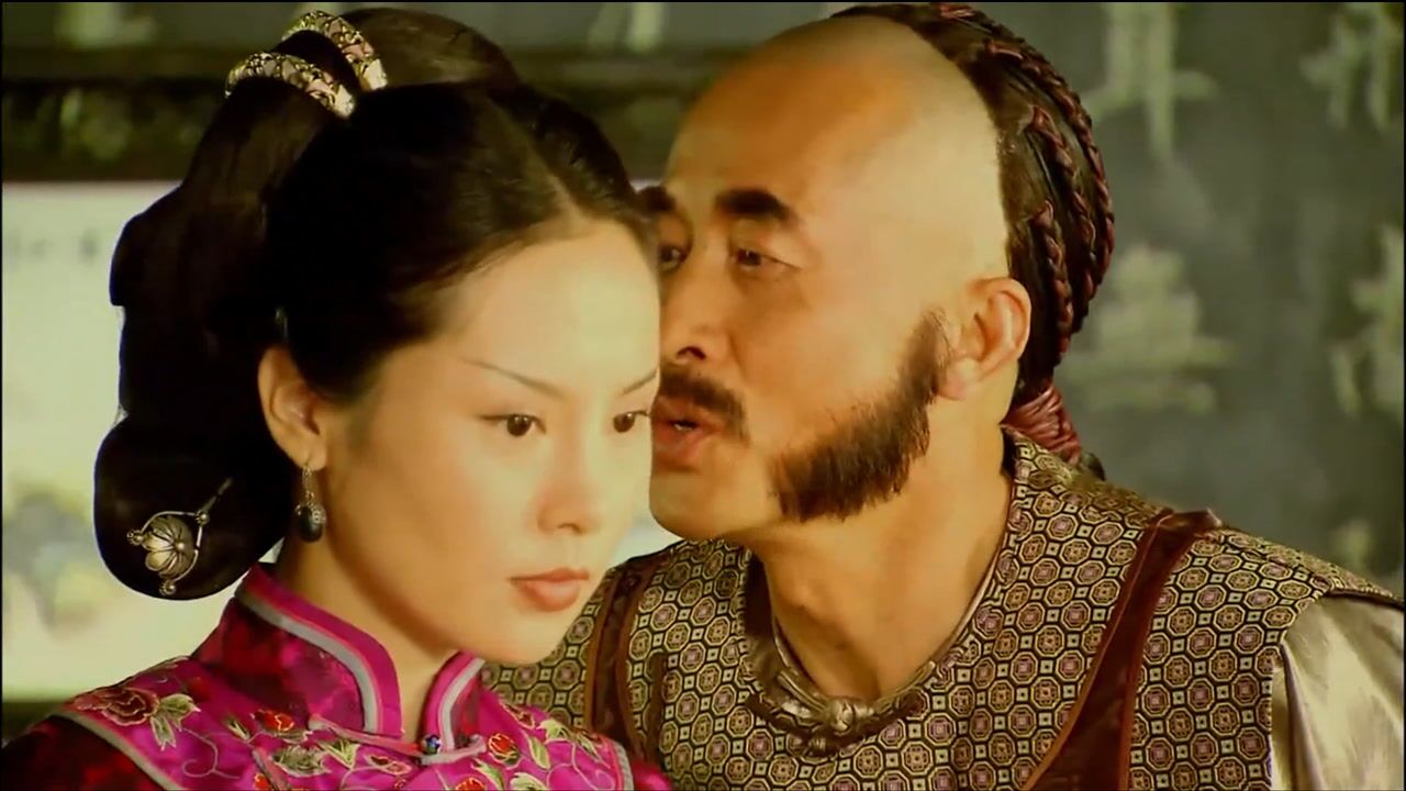 方世玉雷老虎为老不羞当着众人的面和老婆说悄悄话被老婆打了