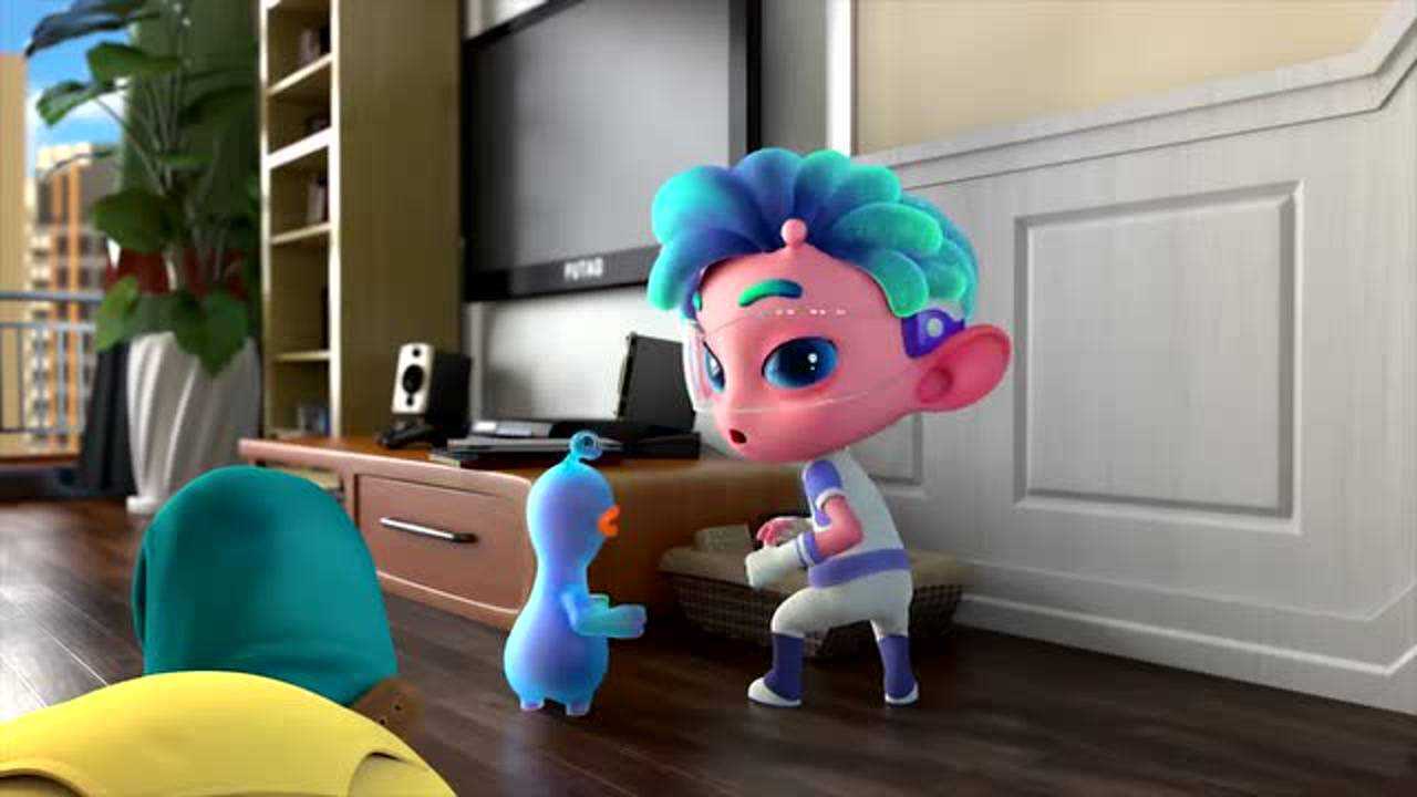 外星人塔塔小q帮助侯烨上楼梯 调皮小猴子有趣可爱