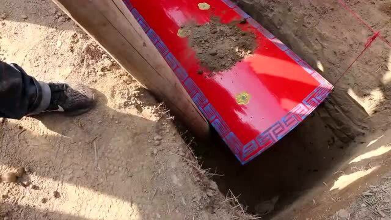 实拍农村土葬风俗,风水先生调整棺木方位,据说位置不对影响后代财运