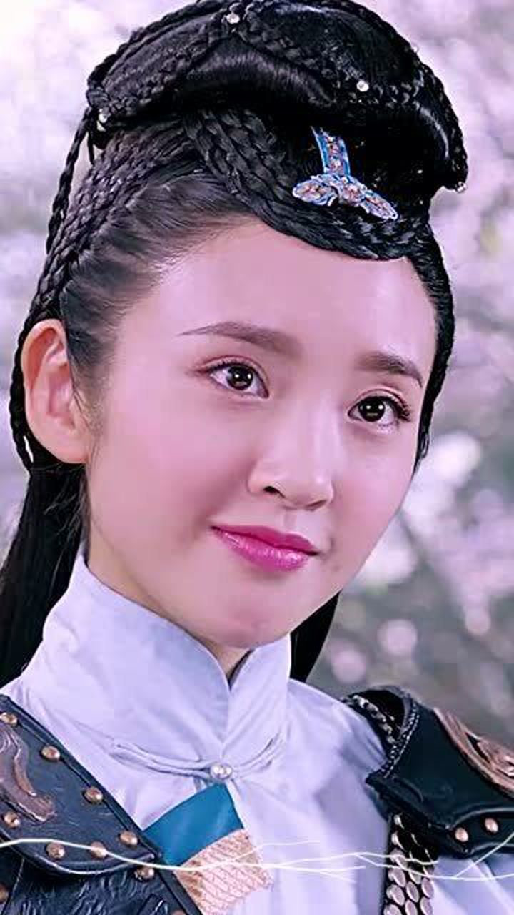 唐艺昕出生于四川省遂宁市,毕业于重庆大学美视电影学院表演系