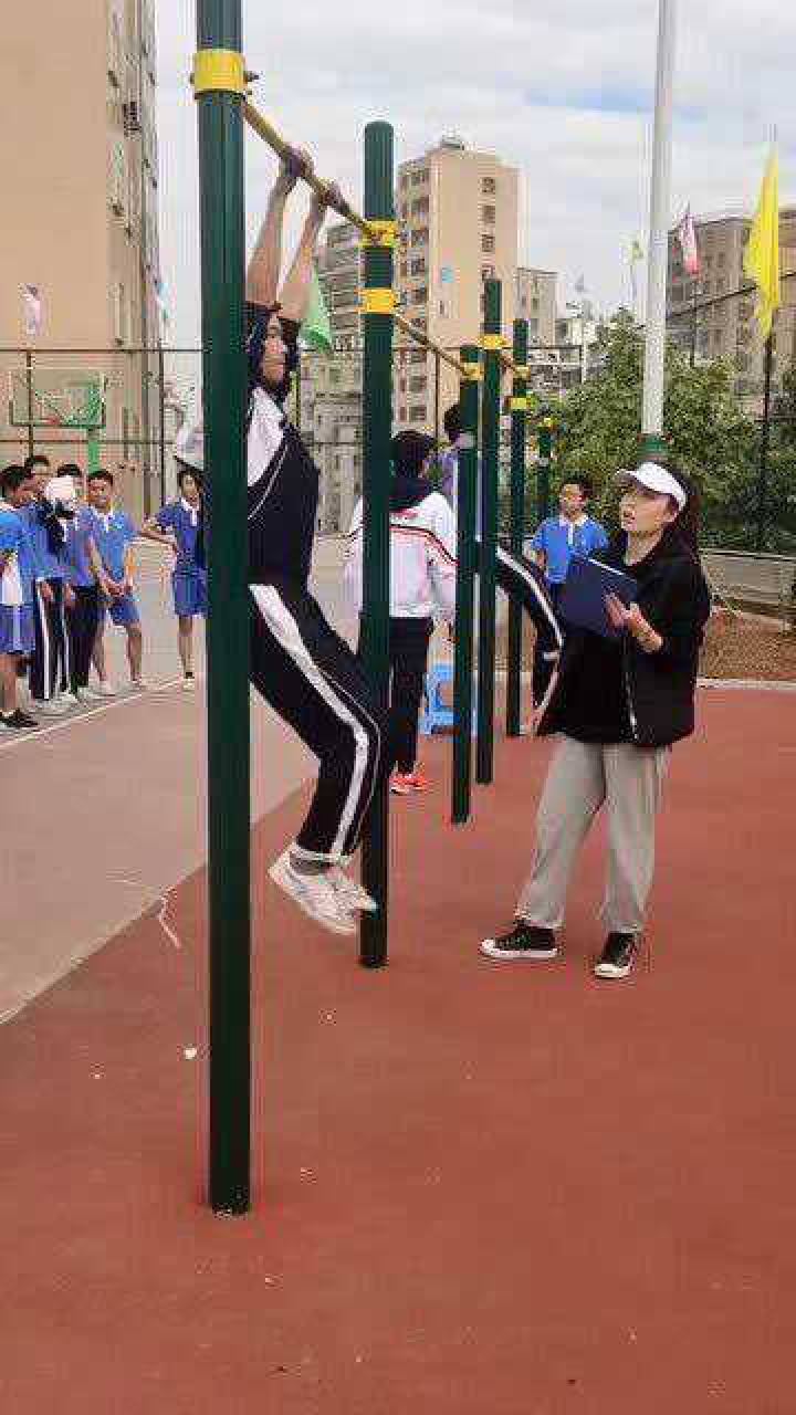 体育中考项目引体向上,允许摆浪,这样的学生体质不会差!