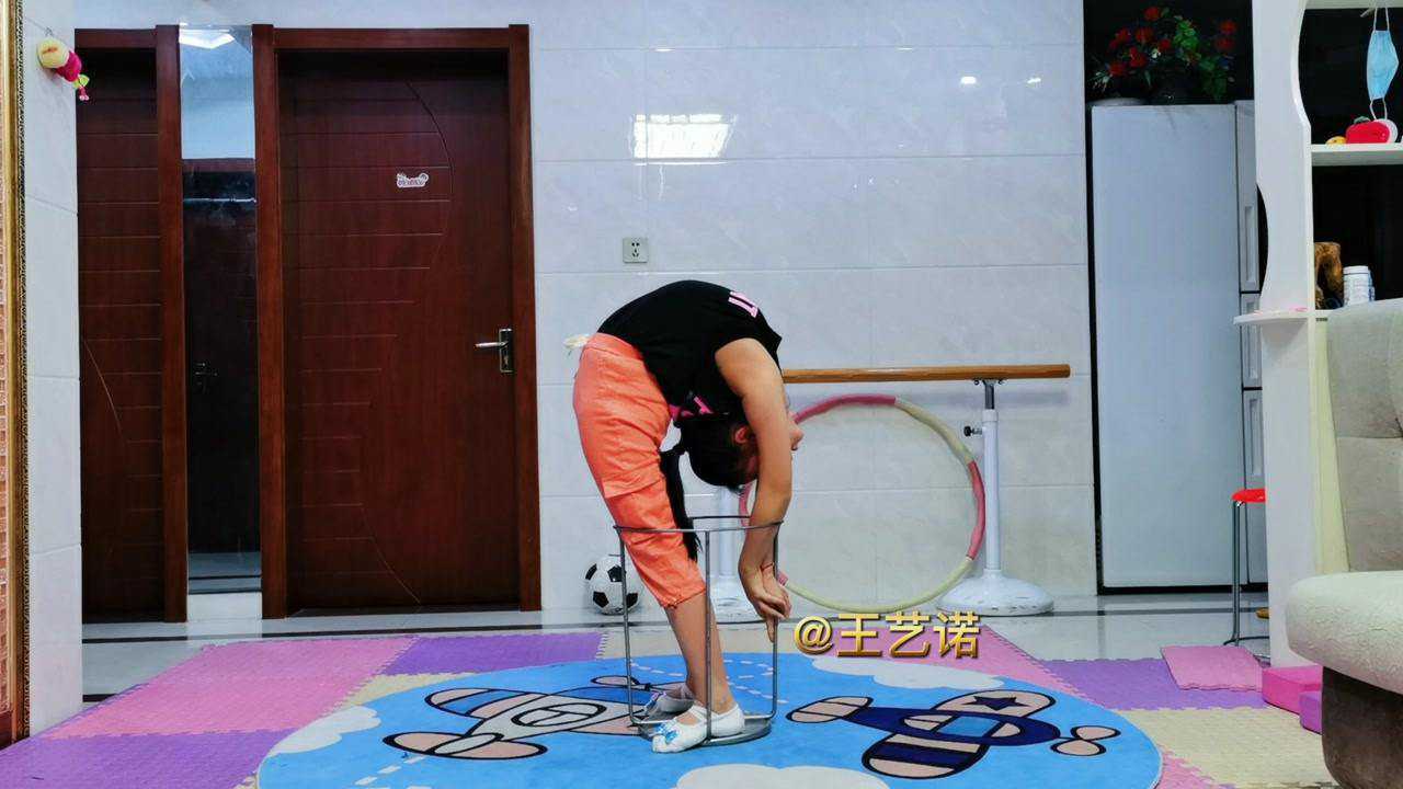 站在凳子里面表演下腰凳子不稳差点摔倒小姑娘太难了