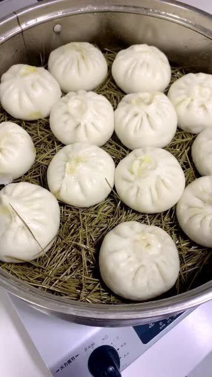山上采了松树枝回来蒸了牛肉大包子有一股松枝的清香