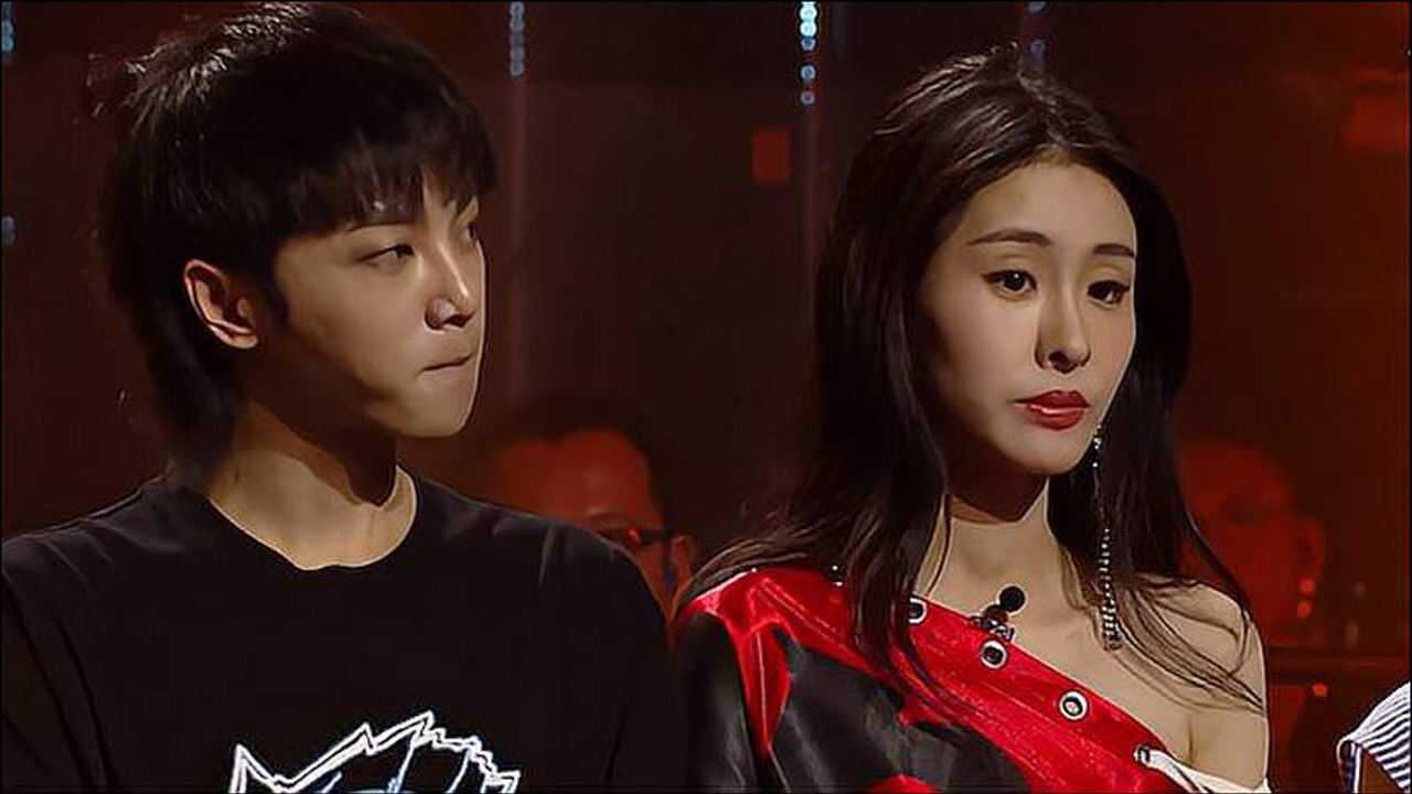 张碧晨华晨宇歌手舞台同框有谁注意他们的表情这是不熟