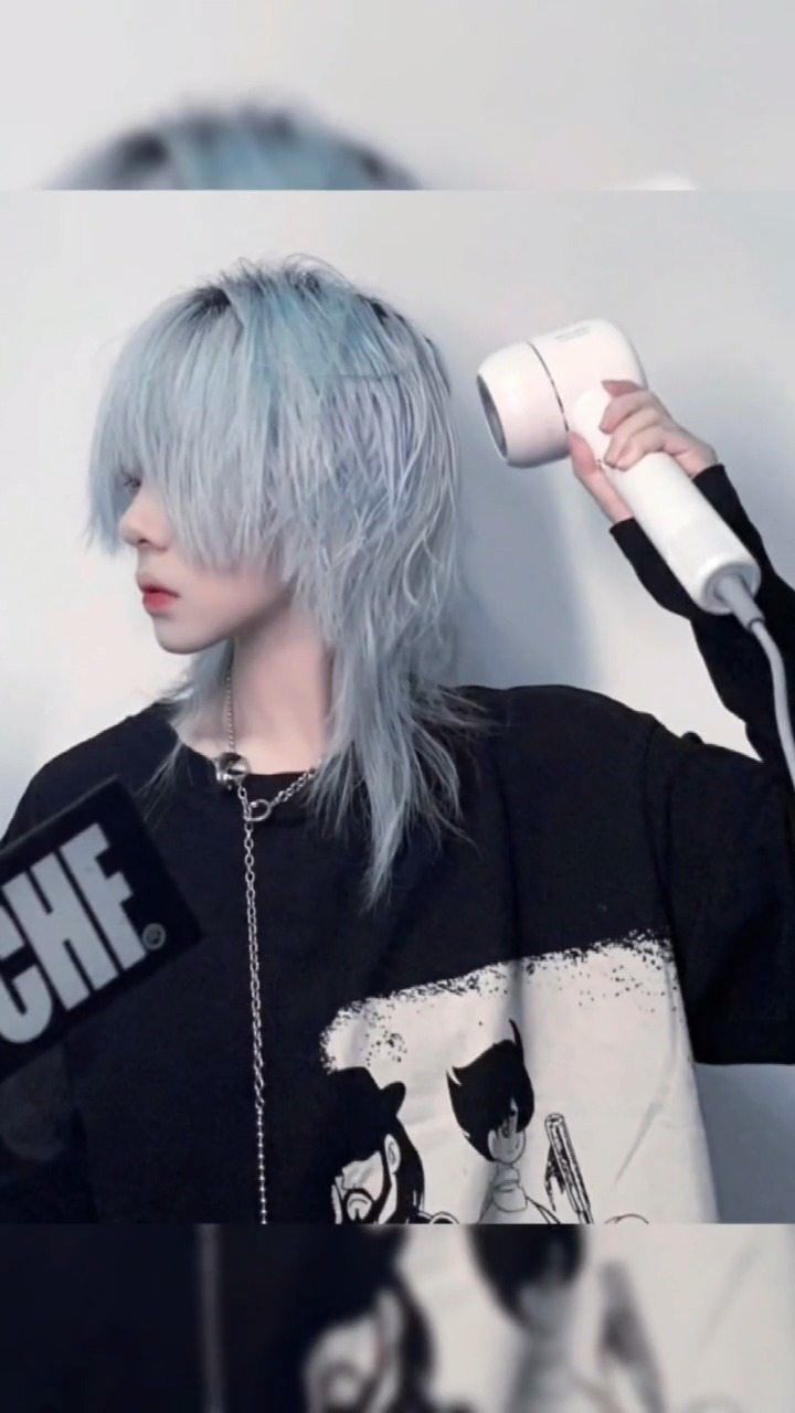 这款鲻鱼头 发型  搭配一个.