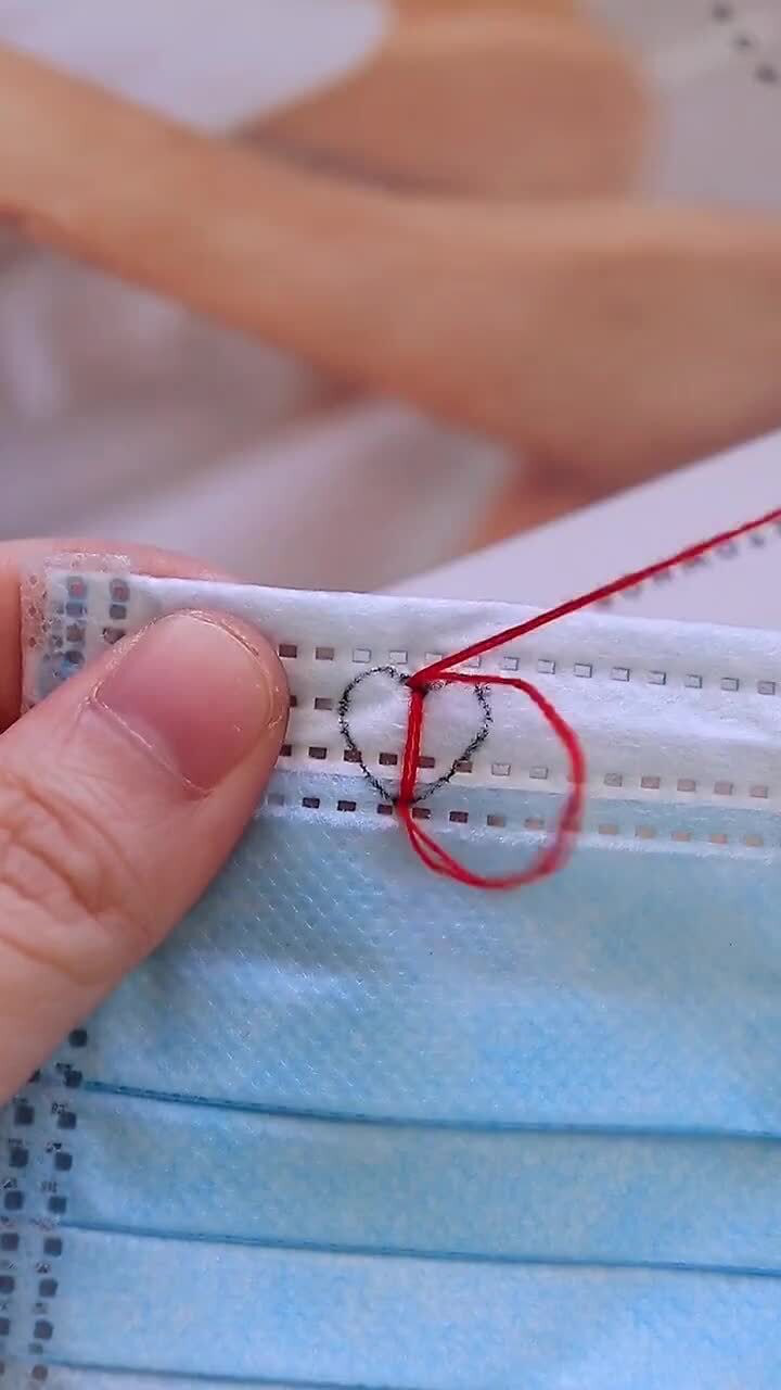 所有的爱都藏在细节里!美女给男友的口罩上绣上爱心,是你会心动吗?