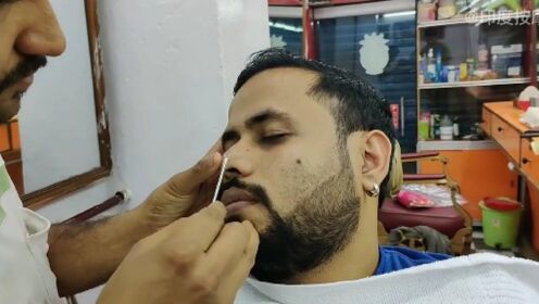 印度街边理发店,还有挤黑头服务,真是舒服