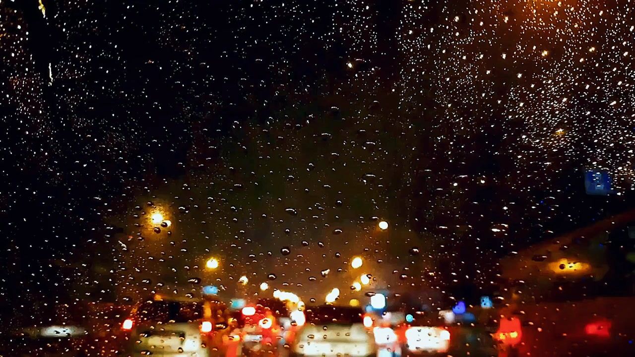 下雨天夜晚視頻