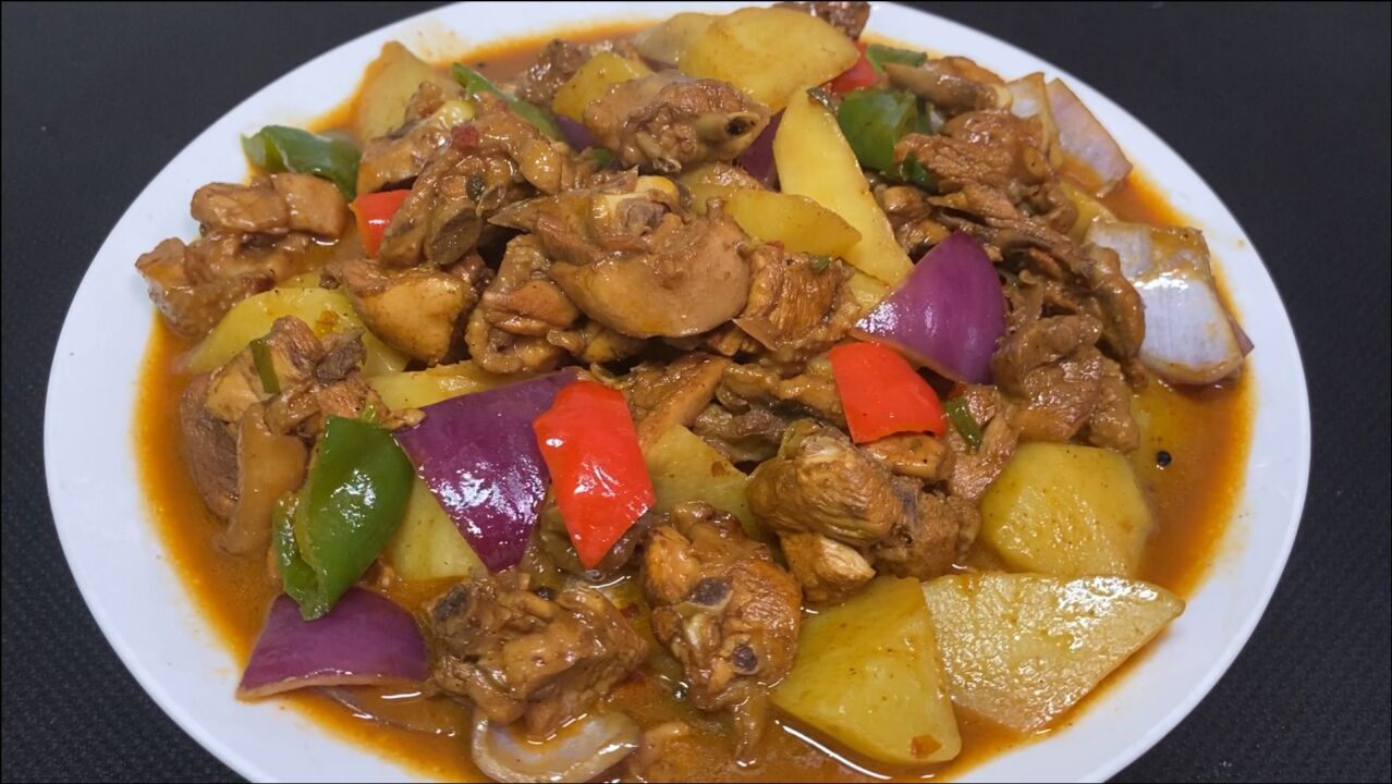 大厨教你家常大盘鸡的做法,菜品色泽诱人,鸡肉不老不柴!