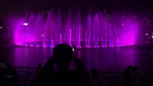 梅溪湖音乐喷泉成为市民打卡地，每晚7点到8点开放，吸引众多市民前来观赏