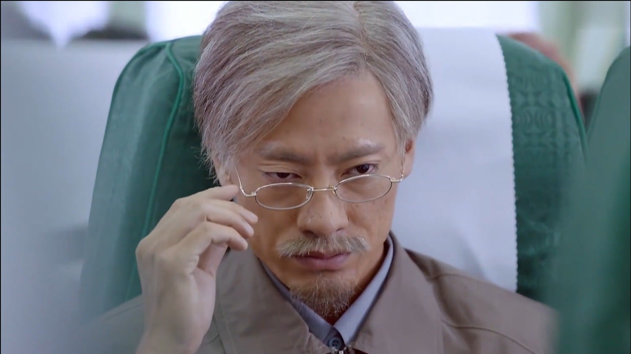 谍海追踪间谍伪装成老头上了火车早被国安盯上准备钓大鱼