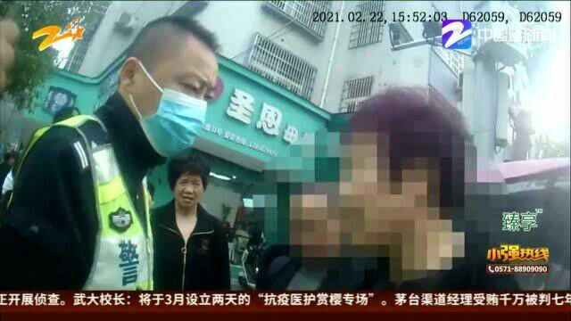 骑电动车不戴头盔还带人 遇查处挥拳打民警