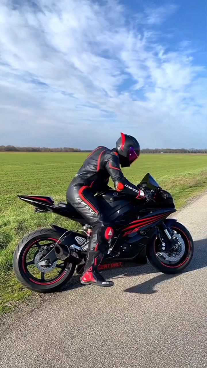 雅马哈r6中量级摩托车