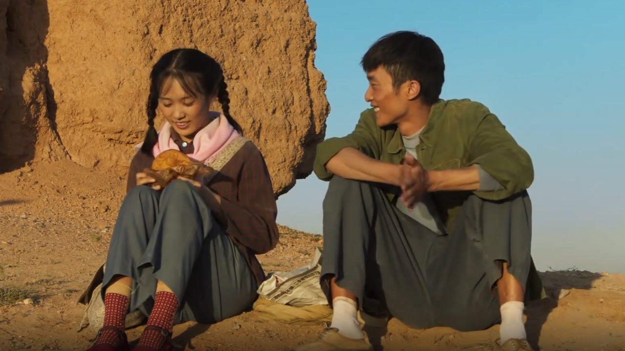 山海情:一个油饼就搞定青梅竹马,得宝跟麦苗太甜了