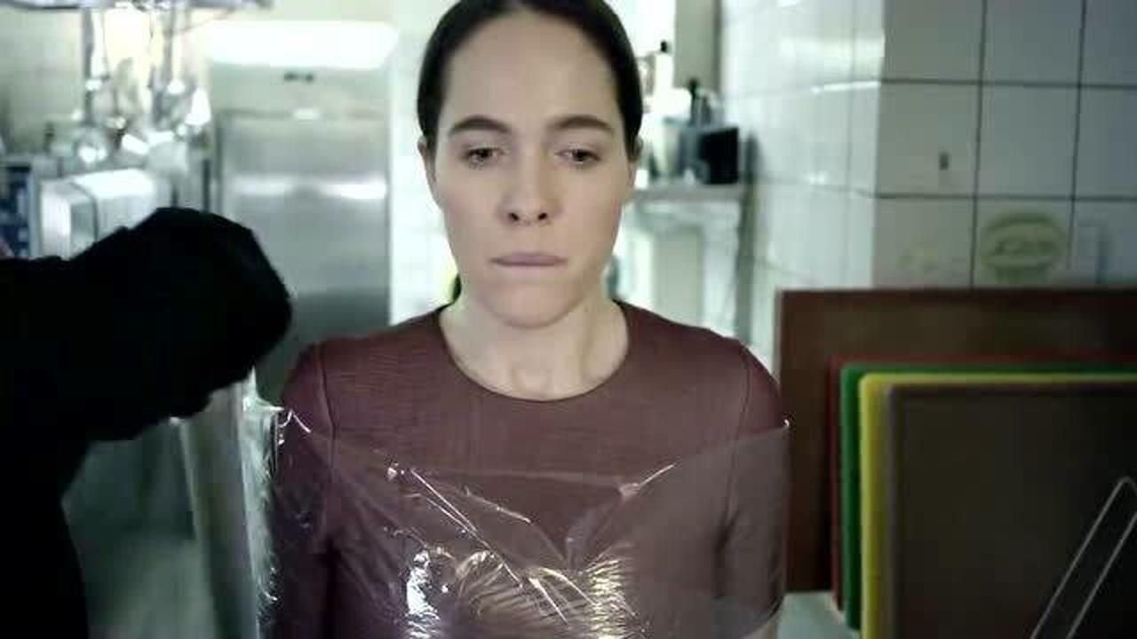 国外肉丝美女被保鲜膜绑住后不慌不乱最终获得救援