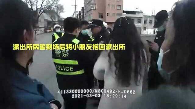 河南桐柏:爱心交警将走失儿童找到妈