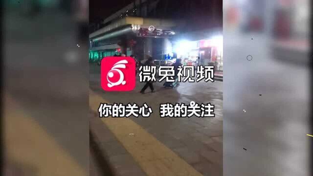 客运总站售票厅疑似夜里不开放,不少人拖着行李在街上等