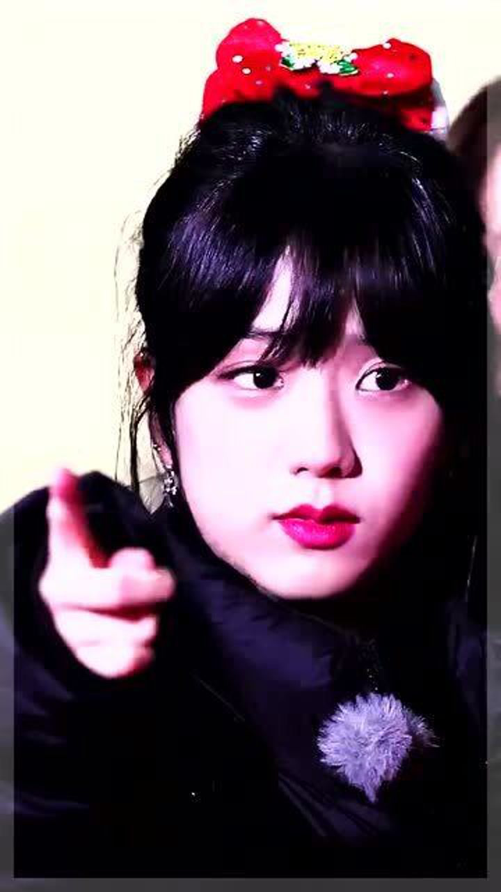 jisoo用最奶的脸打着最狠的耳洞这也是她唯一的叛逆