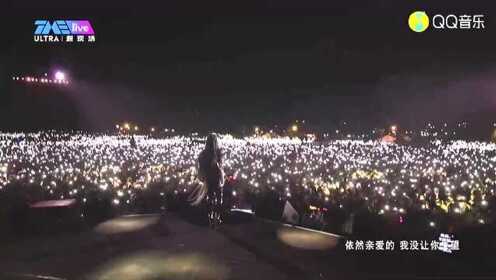 演唱会：张惠妹《我最亲爱的》，万人开手机闪光灯看演唱会，像天上的银河星光闪耀，现场无比壮观
