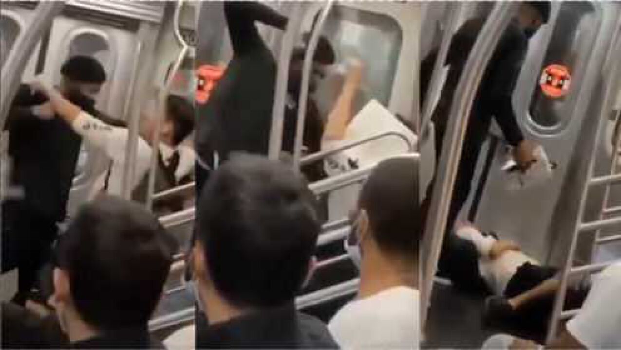 亚裔在纽约地铁遭黑人毒打瞬间被压制按座位上暴锤众人冷眼旁观_高清