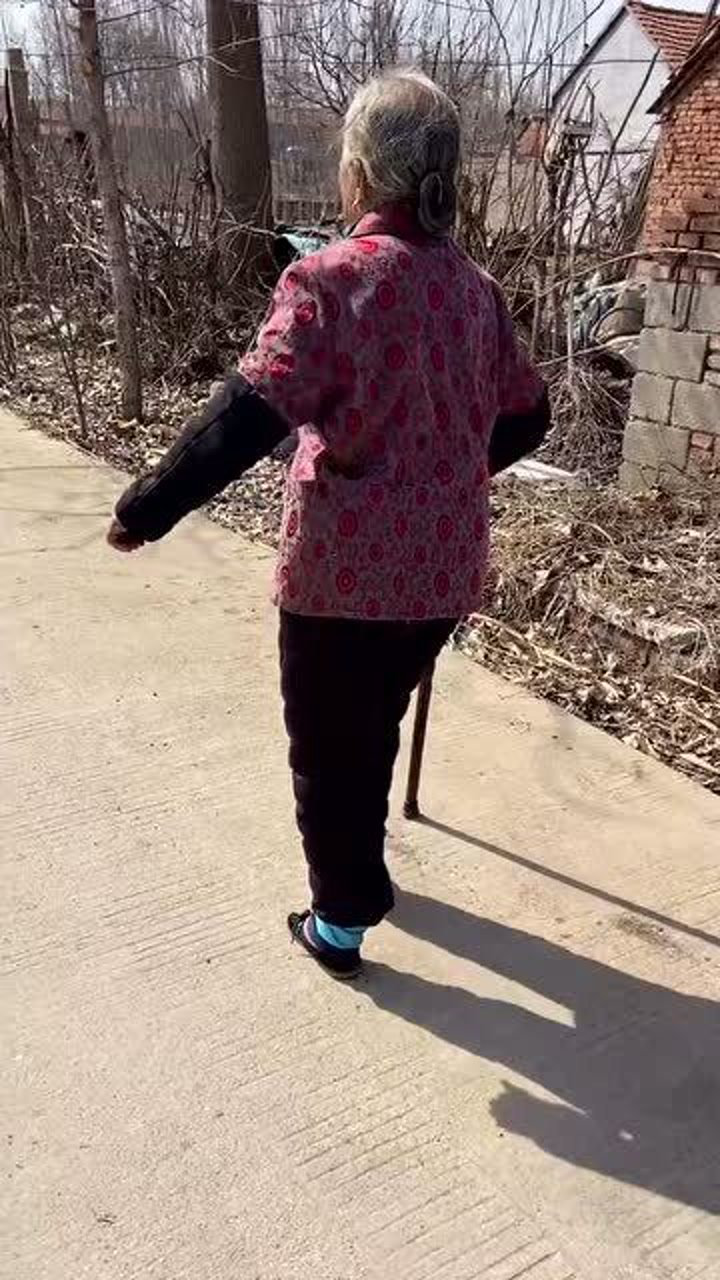标准的三寸金莲,老奶奶今年98岁,走路依旧带风