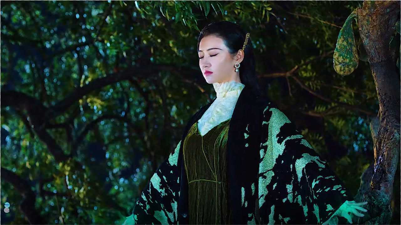 司藤司藤使用万千藤条搜查整座大山寻找白英尸骨却被保安抓住