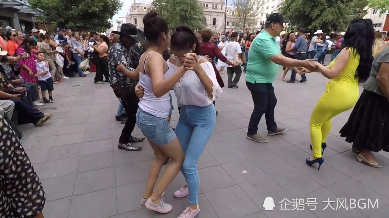 墨西哥广场贴面舞舞会,一群人聚在街头,伴着音乐尽情摇摆,舞场女王也