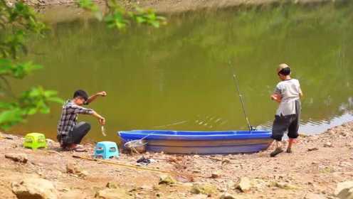 康仔带老小孩去钓鱼，鱼钓不到直接划船下网，收获满满