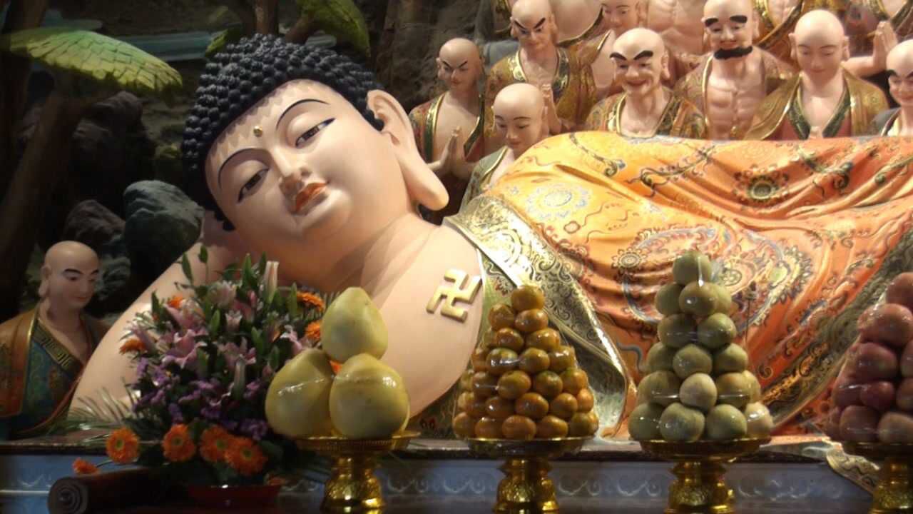 佛教名山九华山:祗园禅寺卧佛殿 释迦摩尼卧佛 神情安详自然