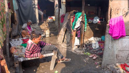 真实记录印度贫民窟的生活，1400人共用一个厕所，堪称人间地狱