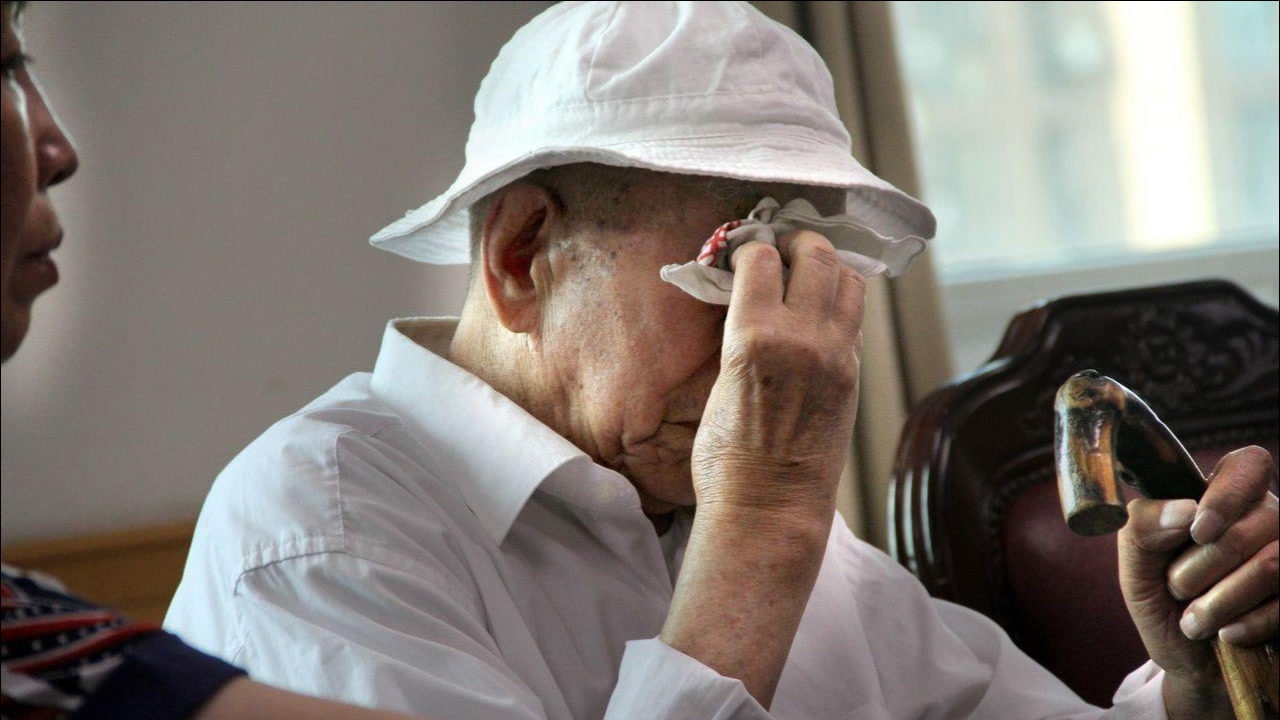 照片中老人每一次哭都是中国又强大了亿点点