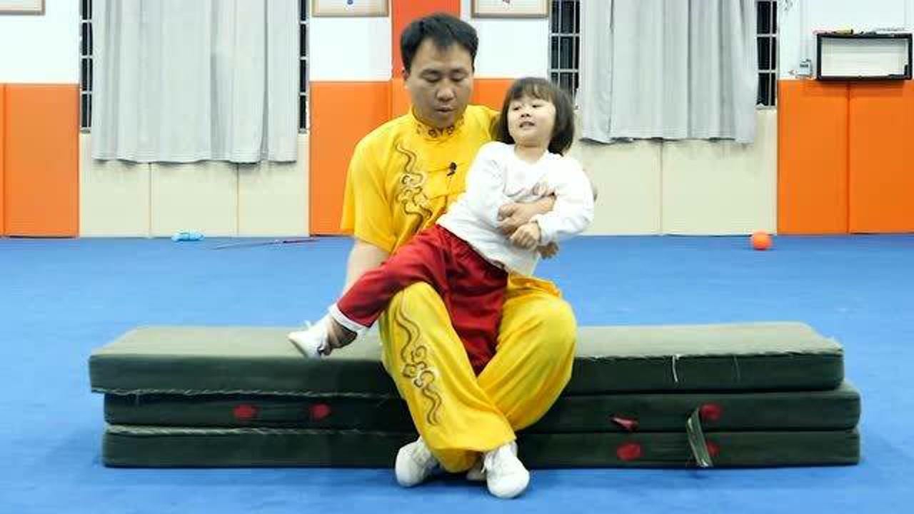 小丫头早就等不及了,开始扳腿却哭得稀里哗啦,最后还对教练动手