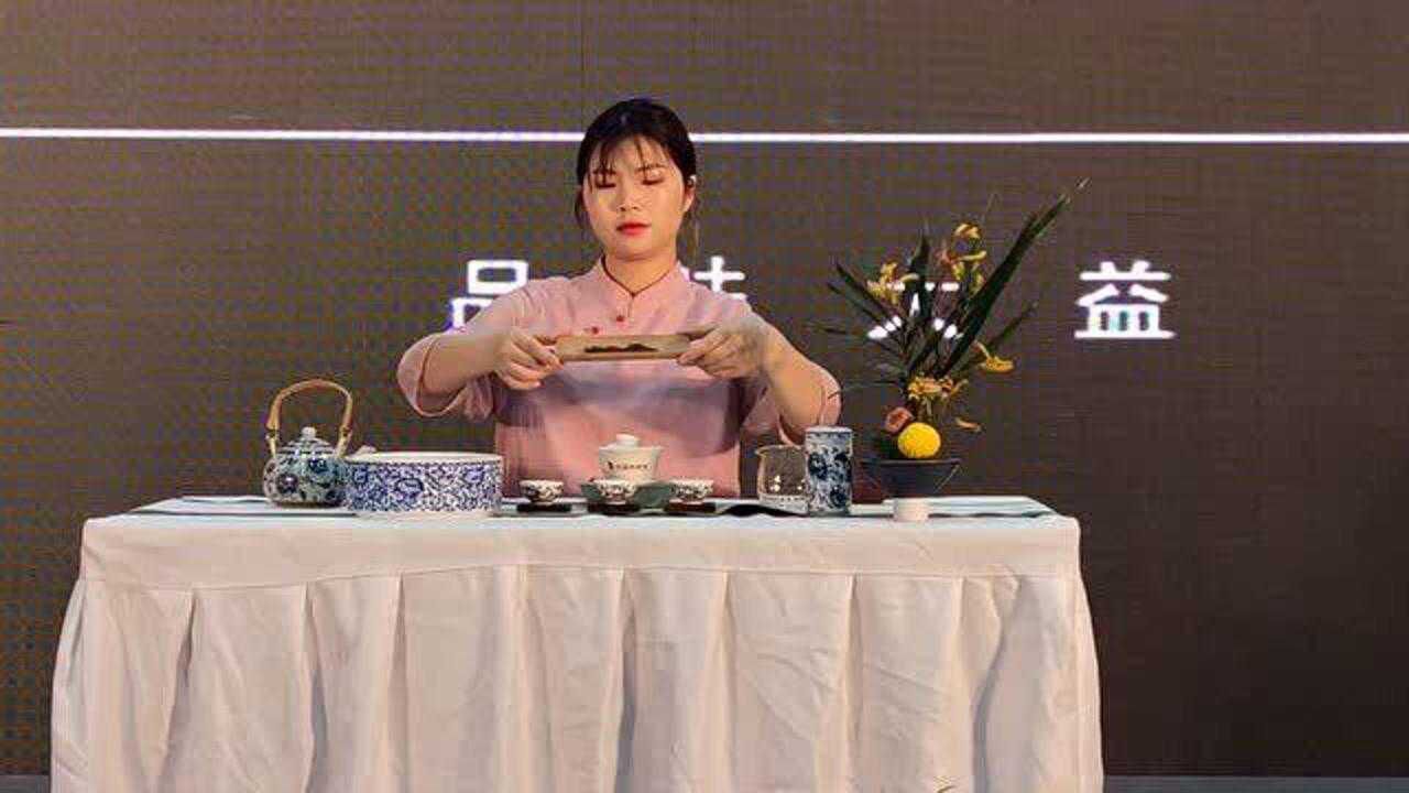 大益茶表演了一场"大益茶·大益八式"的茶艺表演很受观众的喜爱